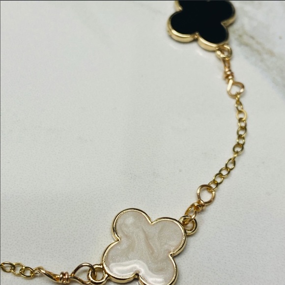 Gold bracelet with onyx clover - Picture 2 of 3